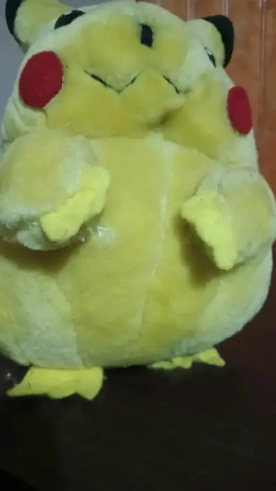Peluche Pikachu - miniatura 4