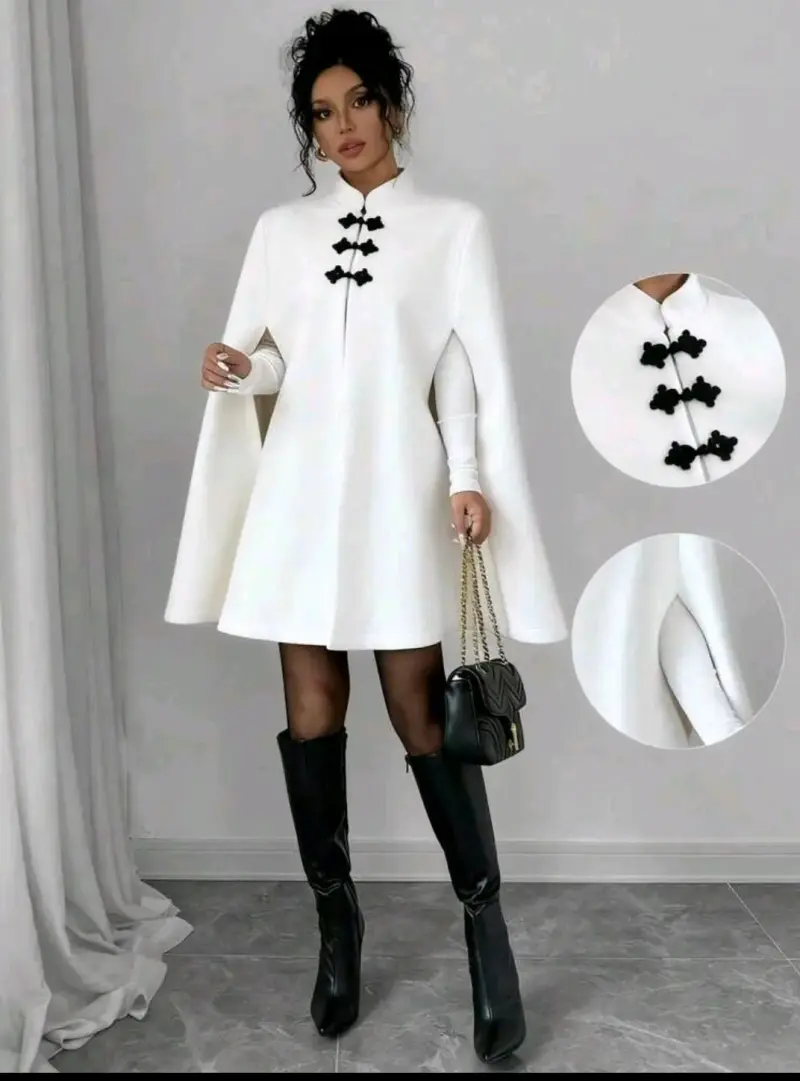 Capa elegante beige con cierre decorativo - 2