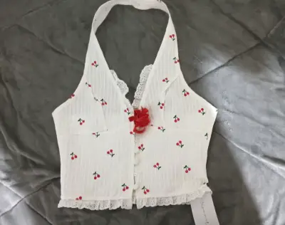 Top blanco con cerezas y encaje - miniatura 1