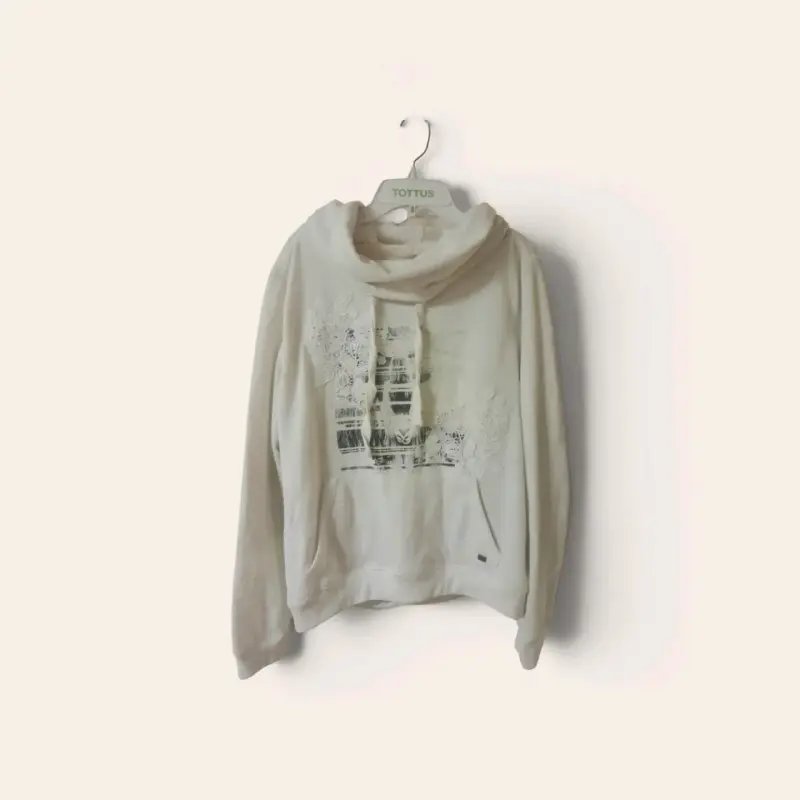 Polerón blanco con diseño floral
