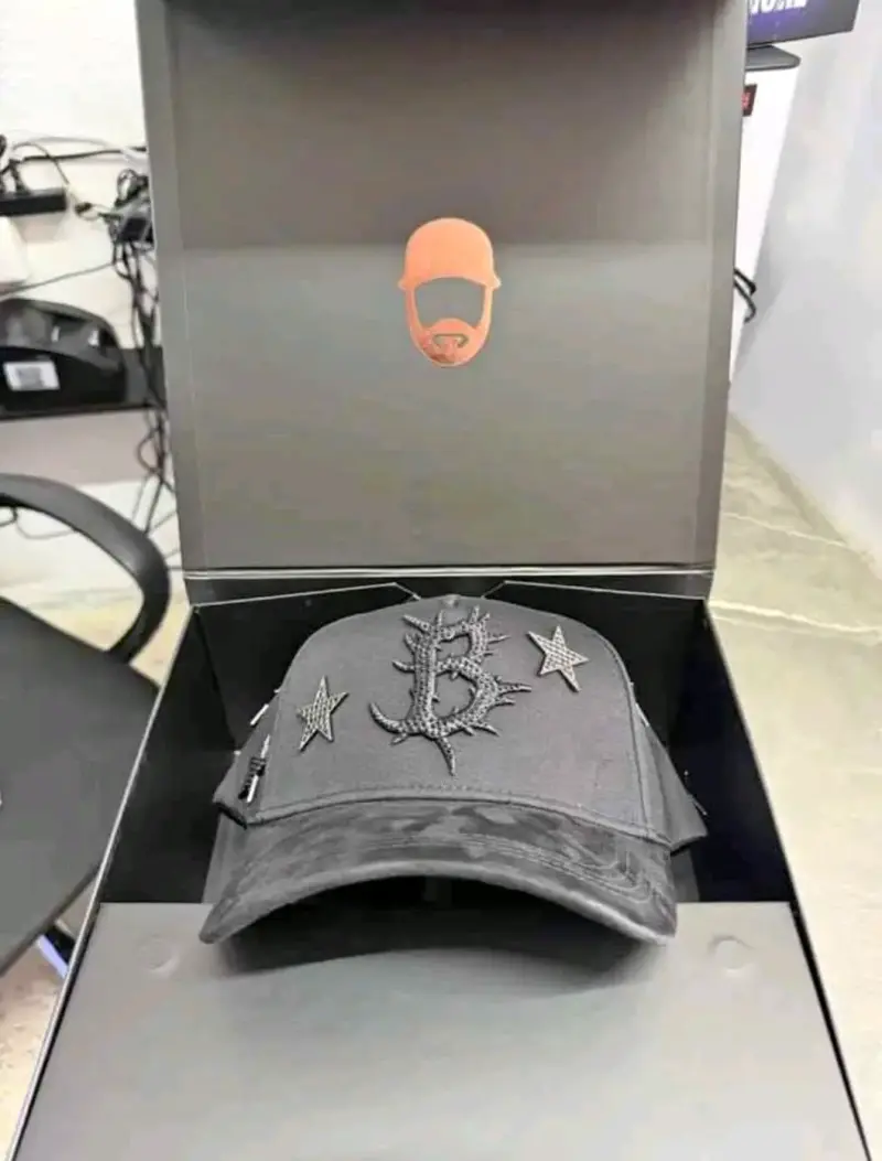 Gorra negra con diseño de estrellas - 1