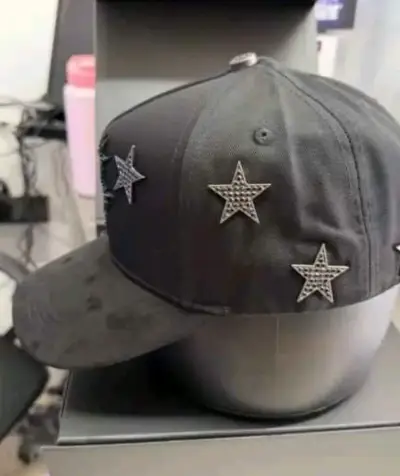 Gorra negra con diseño de estrellas - miniatura 2
