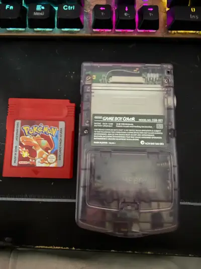 Game Boy Color con juego Pokémon Rojo - miniatura 1