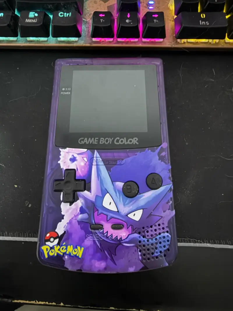Game Boy Color con juego Pokémon Rojo - 2