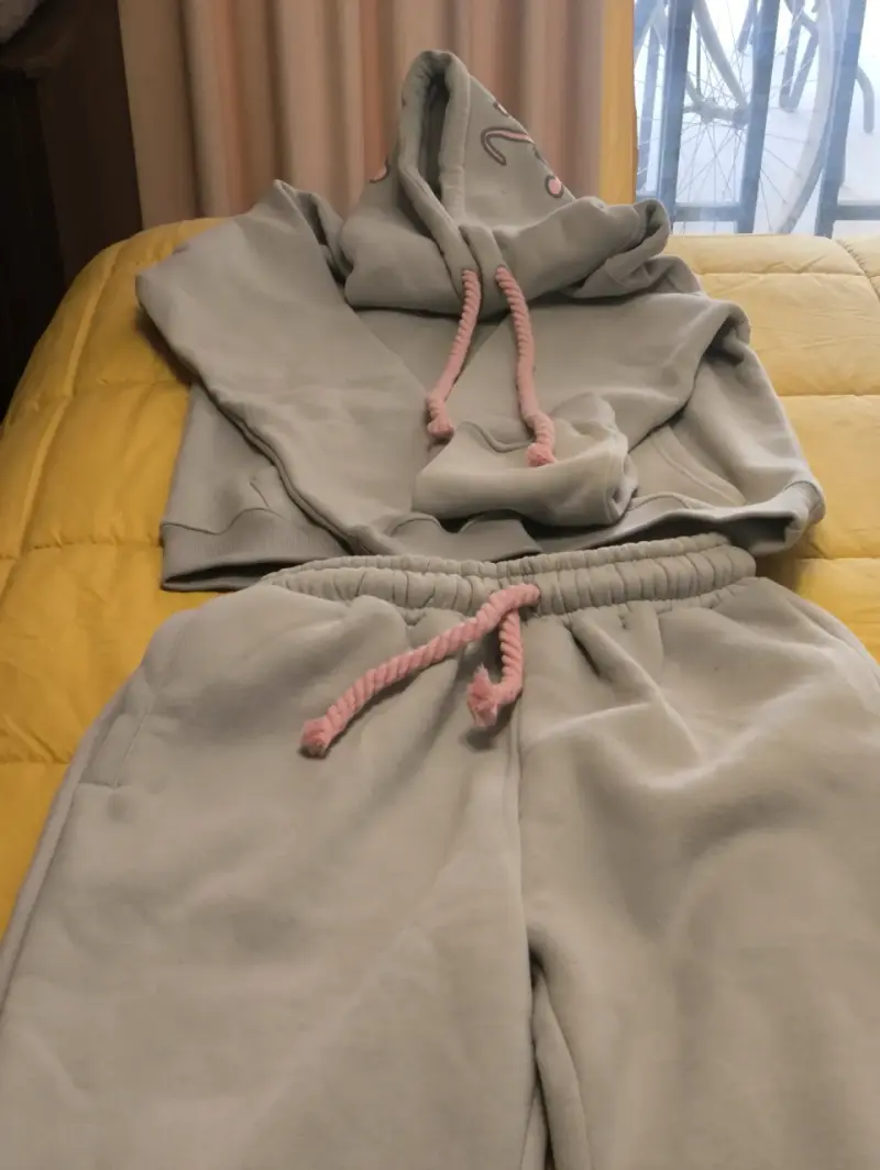 Conjunto deportivo gris claro con capucha - 2
