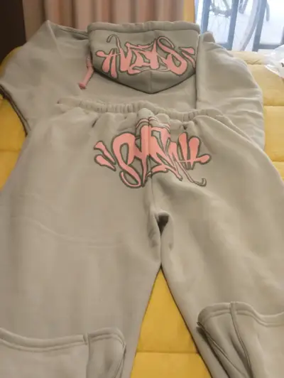 Conjunto deportivo gris claro con capucha - miniatura 4