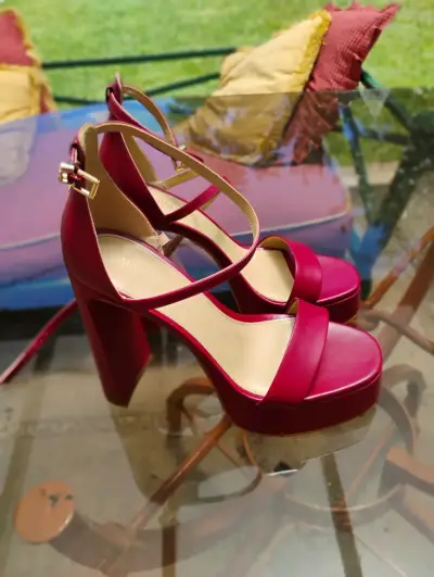 Tacones altos rojos Michael Kors elegantes - miniatura 1
