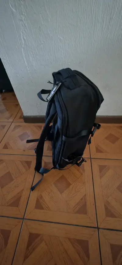 Mochila negra para laptop con múltiples compartimentos - miniatura 1