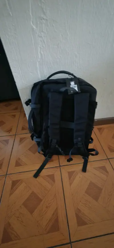 Mochila negra para laptop con múltiples compartimentos - miniatura 2