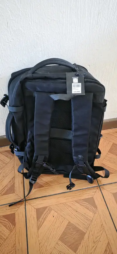 Mochila negra para laptop con múltiples compartimentos - miniatura 3