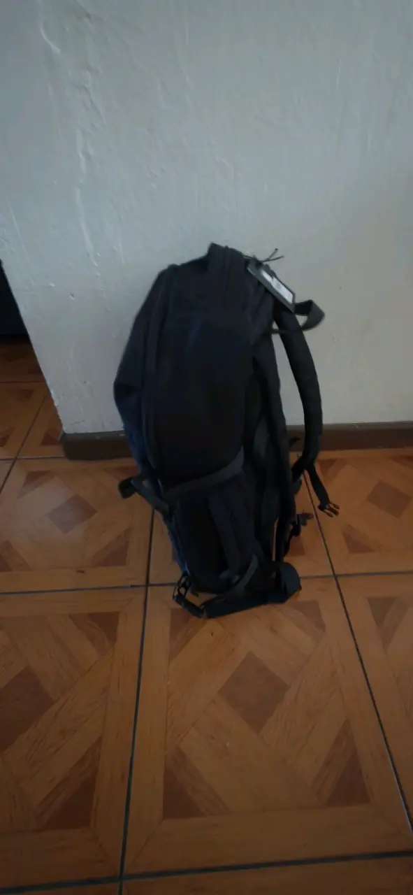 Mochila negra para laptop con múltiples compartimentos - 4