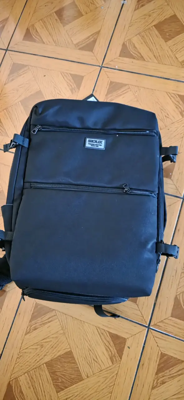 Mochila negra para laptop con múltiples compartimentos - 6