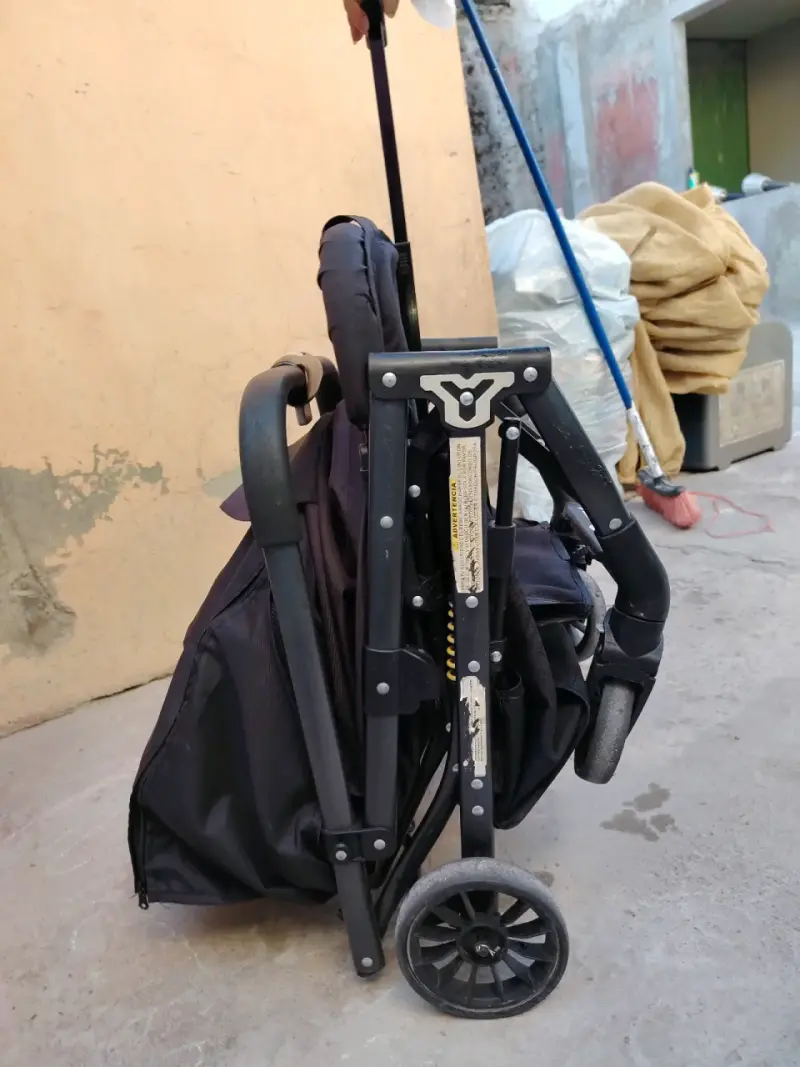 Coche de bebé plegable compacto - 1