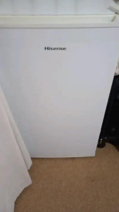 Refrigerador compacto Hisense blanco - miniatura 1