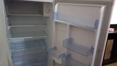 Refrigerador compacto Hisense blanco - miniatura 3