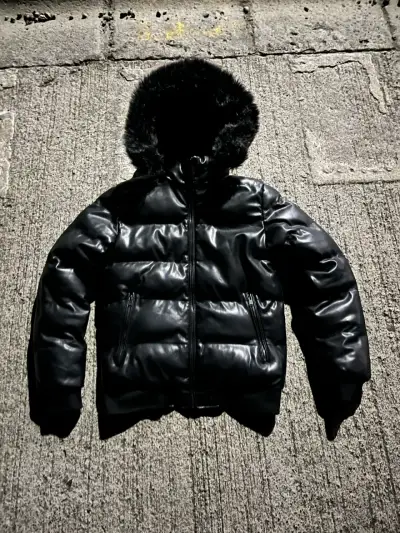 Chaqueta acolchada negra con capucha de piel - miniatura 1