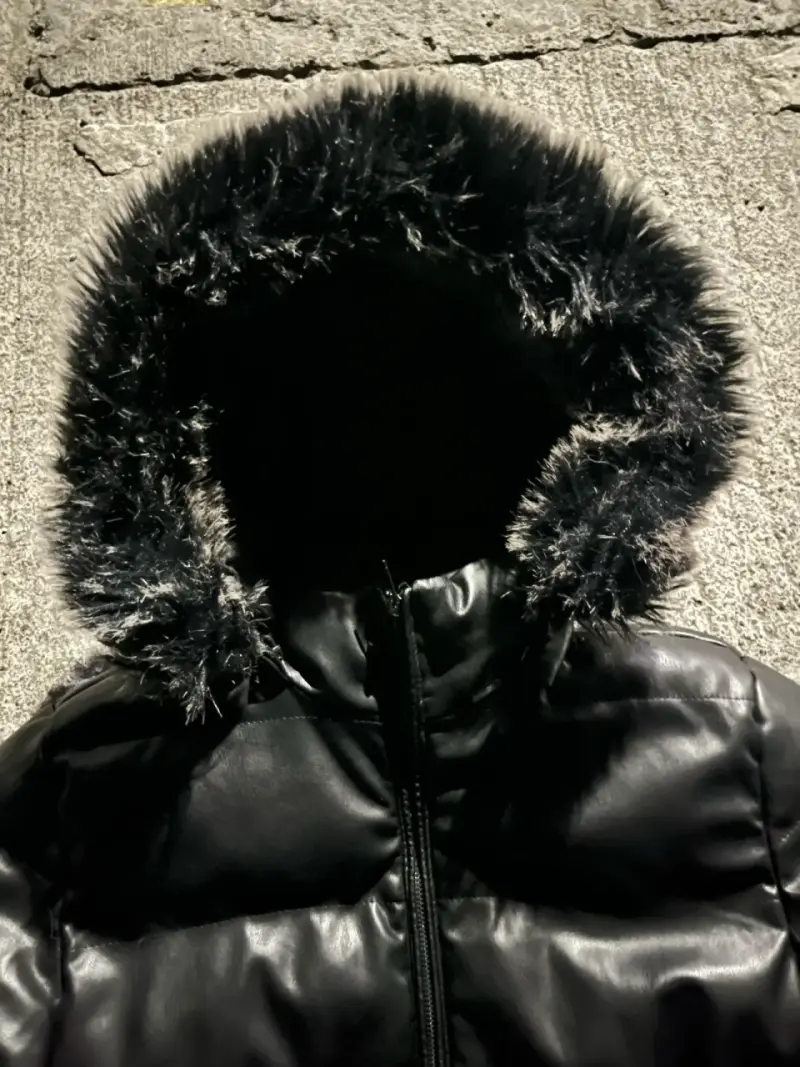 Chaqueta acolchada negra con capucha de piel - 2