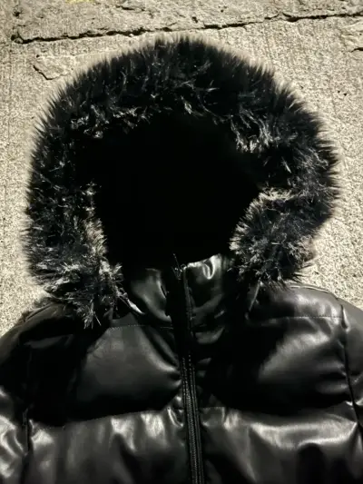 Chaqueta acolchada negra con capucha de piel - miniatura 2