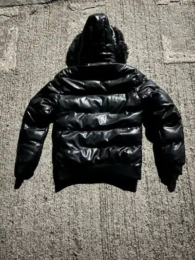 Chaqueta acolchada negra con capucha de piel - miniatura 3