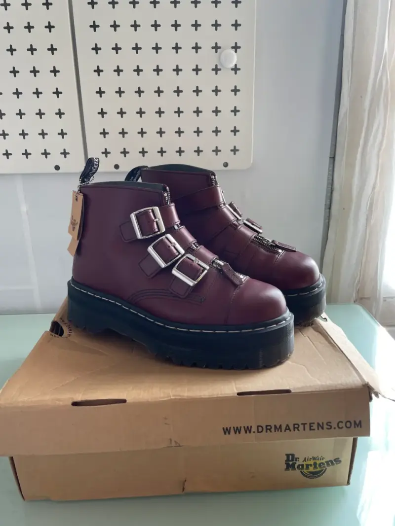 Botines Dr. Martens de cuero burdeos con hebillas - 1