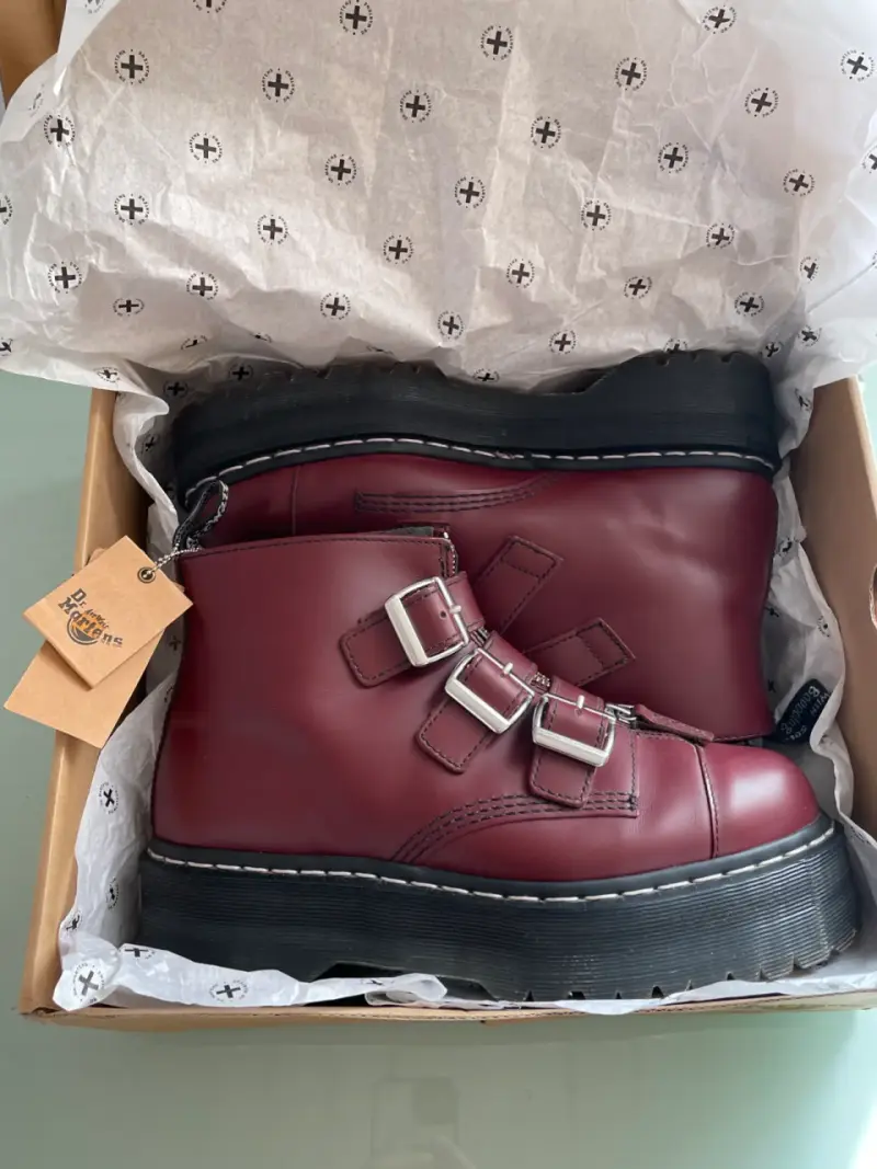 Botines Dr. Martens de cuero burdeos con hebillas - 2