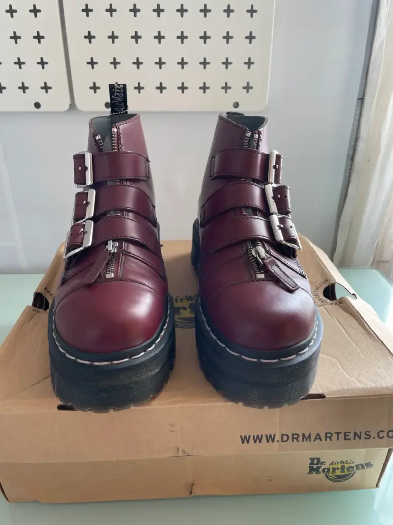 Botines Dr. Martens de cuero burdeos con hebillas - 5