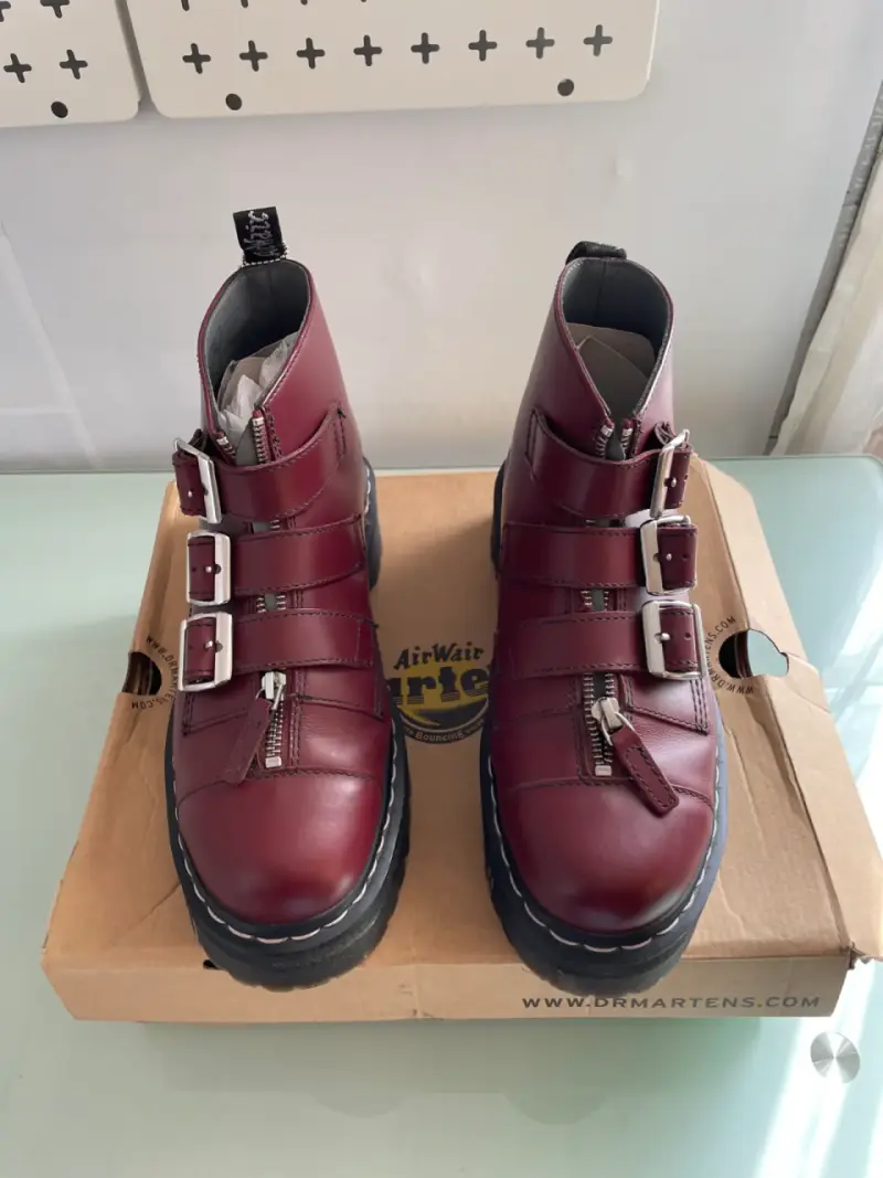 Botines Dr. Martens de cuero burdeos con hebillas - 6