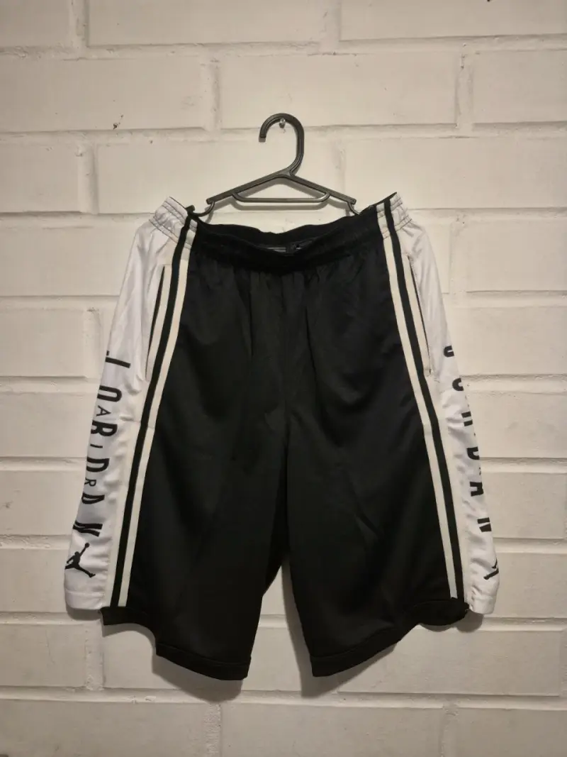 Shorts deportivos Jordan blanco y negro - 1