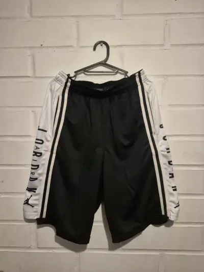 Shorts deportivos Jordan blanco y negro - miniatura 1