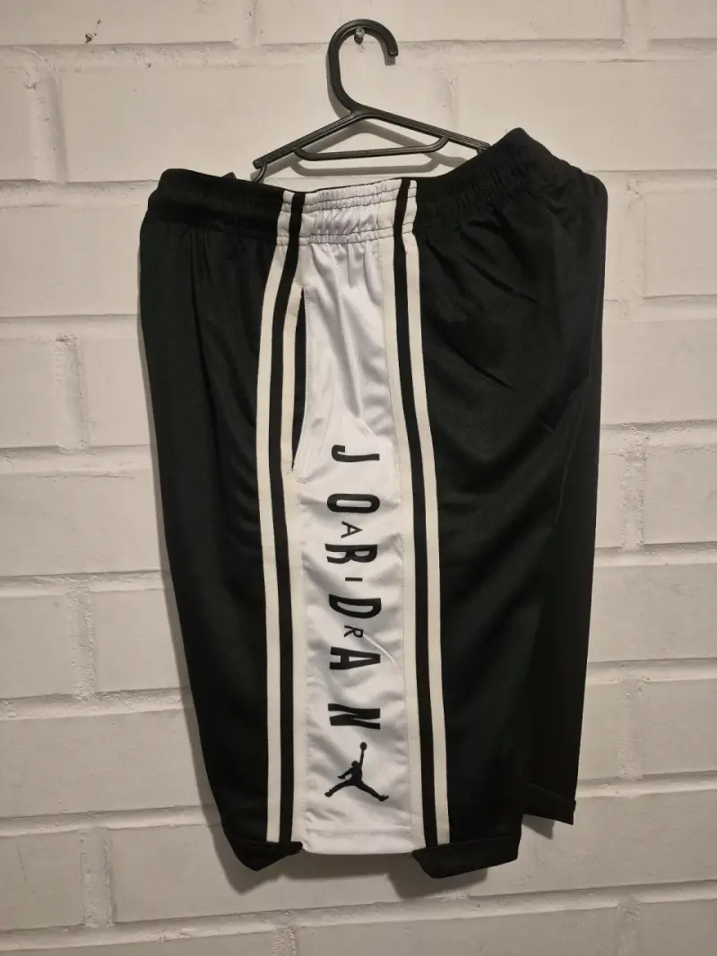 Shorts deportivos Jordan blanco y negro - 2