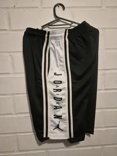 Shorts deportivos Jordan blanco y negro - miniatura 2