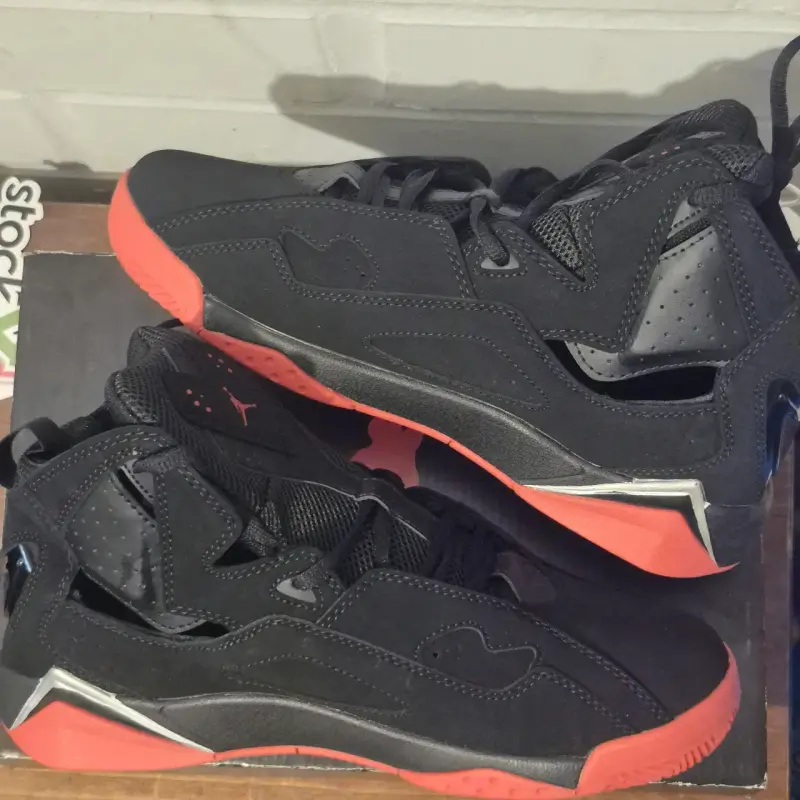 Zapatillas deportivas negras y rojas Jordan - 2