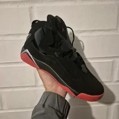 Zapatillas deportivas negras y rojas Jordan - miniatura 3