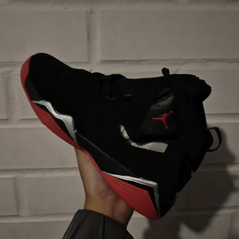Zapatillas deportivas negras y rojas Jordan - 5