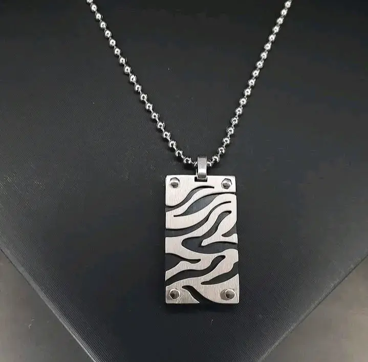 Collar de acero inoxidable con colgante moderno
