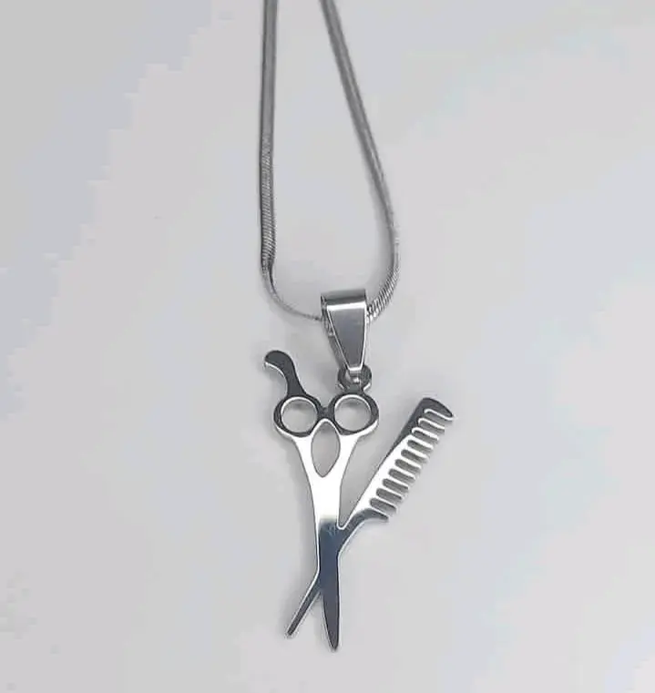 Collar de acero inoxidable con colgante de tijeras y peine