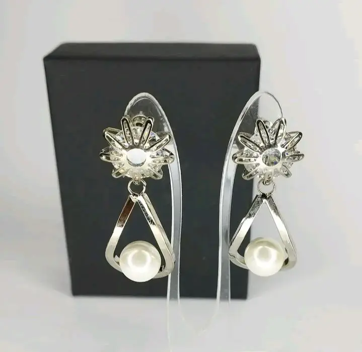 Aros colgantes con conchas y piedras verdes - 3