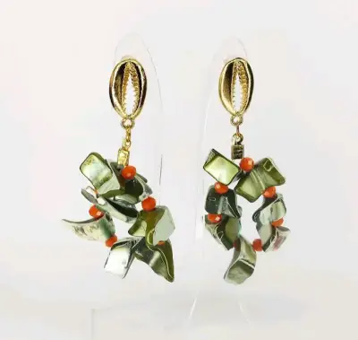 Aros colgantes con conchas y piedras verdes - miniatura 4