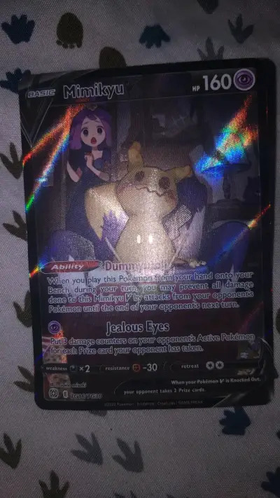 Carta Pokémon Mimikyu V holográfica - miniatura 3