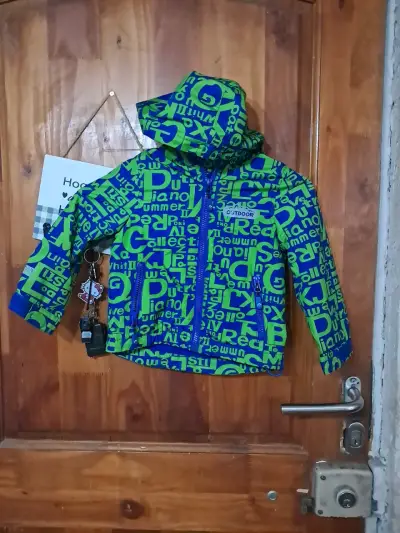 Chaqueta infantil con capucha verde y azul - miniatura 2