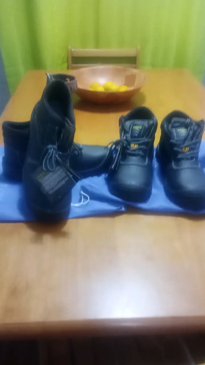 Botas de seguridad negras con etiqueta - 1