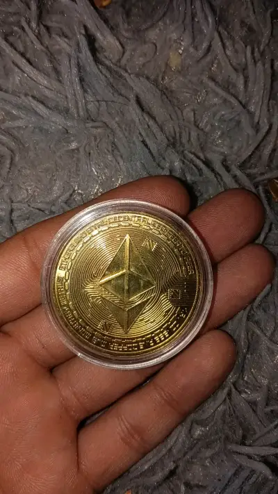 Moneda coleccionable de Ethereum dorada - miniatura 1