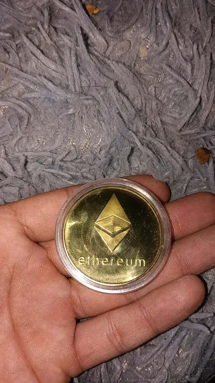 Moneda coleccionable de Ethereum dorada - 2