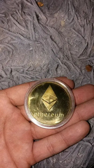 Moneda coleccionable de Ethereum dorada - miniatura 2