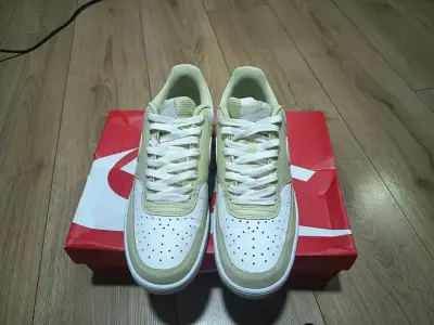 Zapatillas deportivas blancas y beige nuevas - miniatura 3