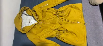 Parka amarilla con capucha y forro de piel - miniatura 1