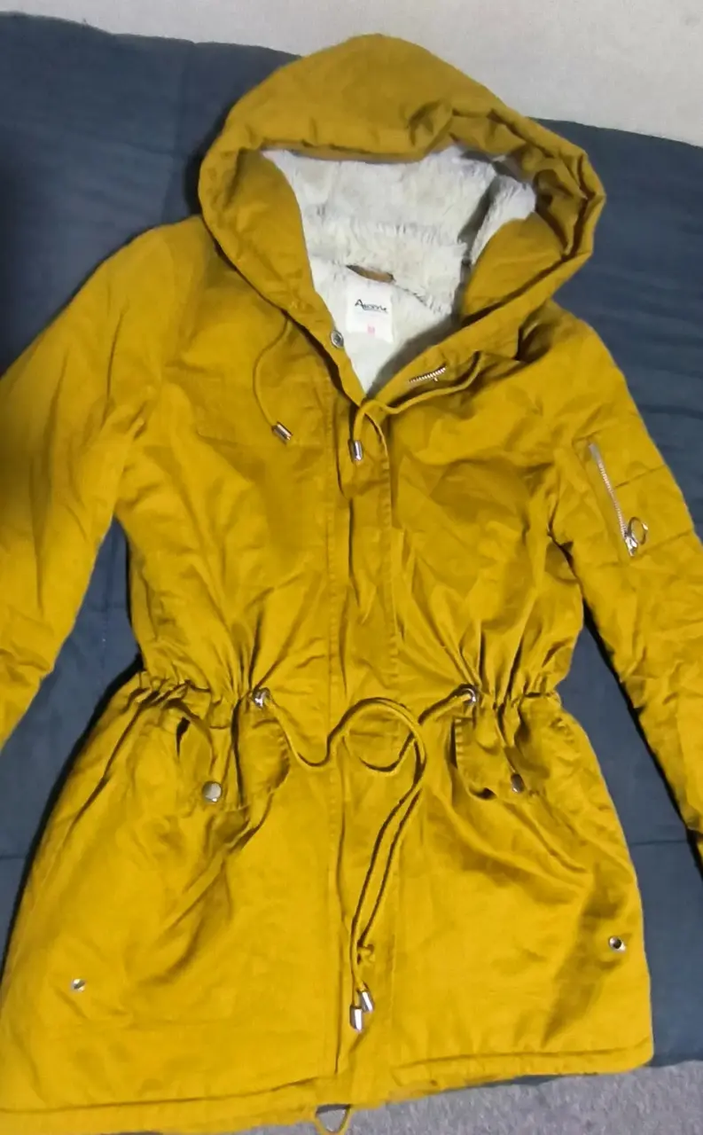 Parka amarilla con capucha y forro de piel - 2