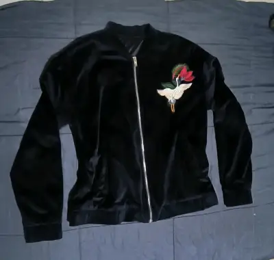 Chaqueta bomber negra con bordado de grulla - miniatura 1