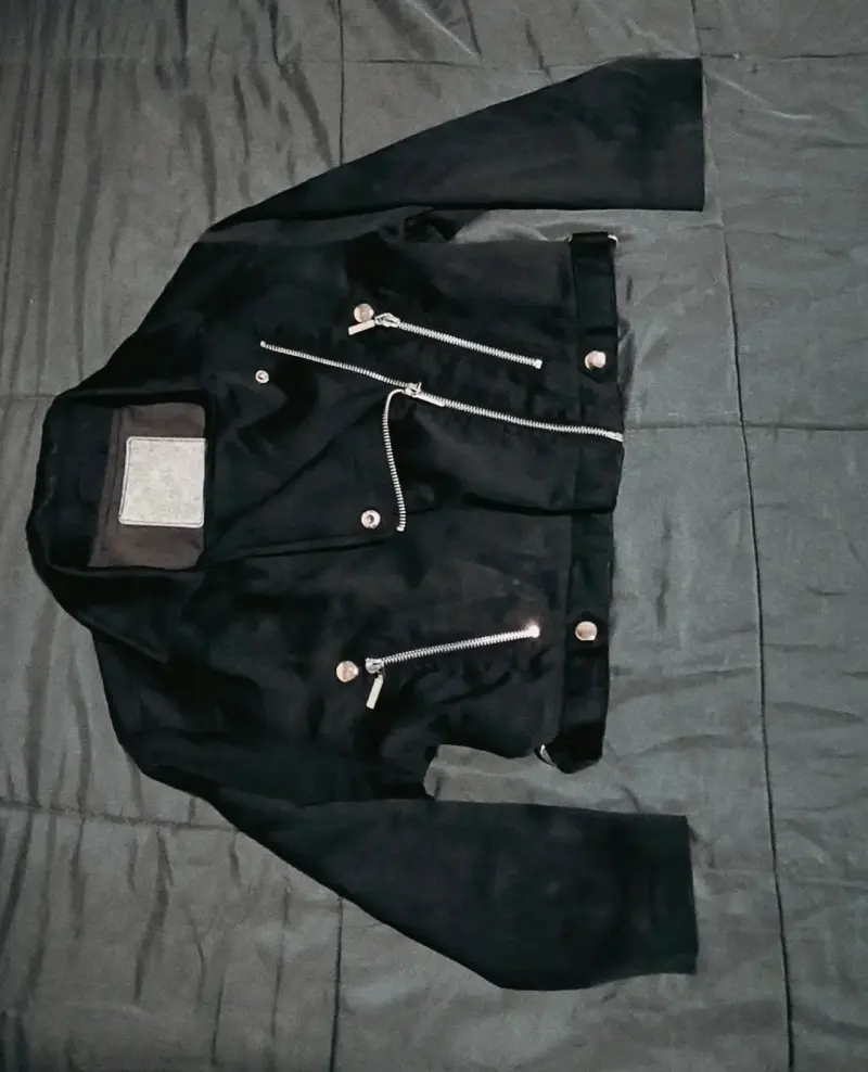 Chaqueta biker negra con cierres metálicos - 1