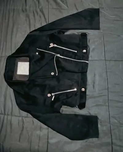 Chaqueta biker negra con cierres metálicos - miniatura 1